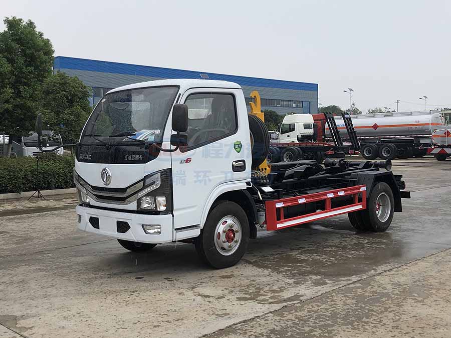 6方東風(fēng)小多利卡勾臂垃圾車(chē)